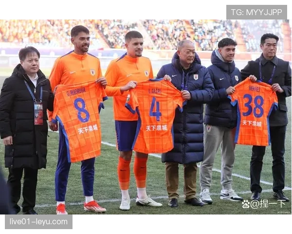 新赛季足球联赛开幕，球队实力对决备受球迷期待