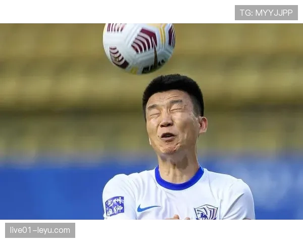 刘洋训练完吃路边摊，手上那块表闪得比我半年工资还明显