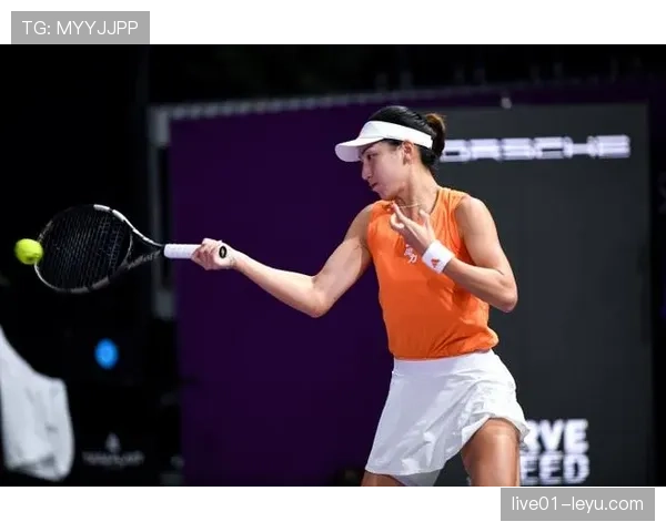 王欣瑜赛场像冷面女王，换下球鞋拎着名牌排摊子吃串，反差看呆人